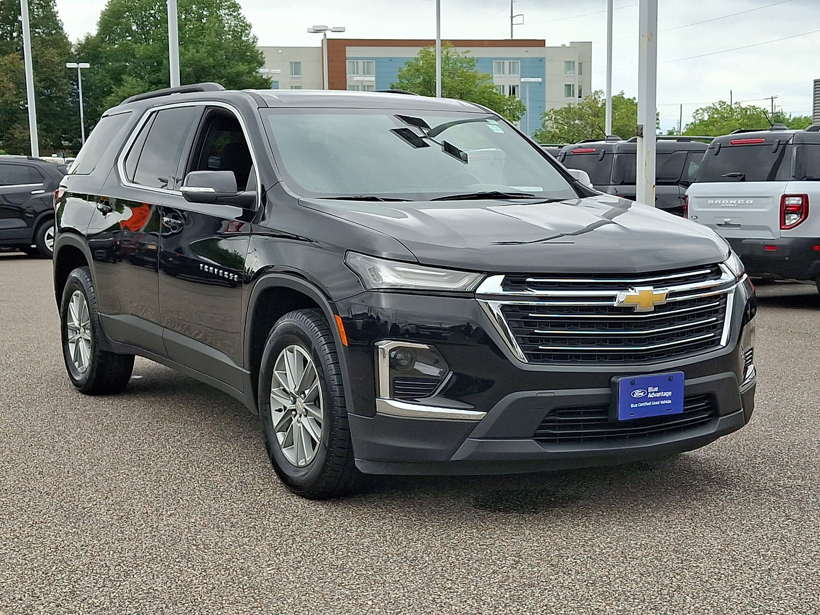 Used 2023 Chevrolet Traverse LT FWD image 2