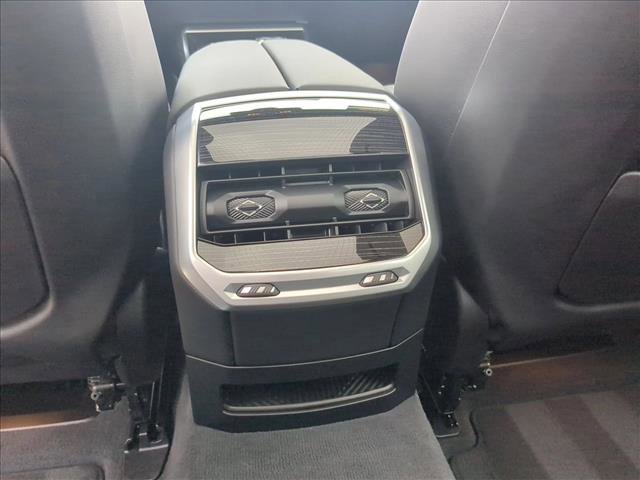 Used 2025 BMW 740i xDrive w/ Premium Package image 18