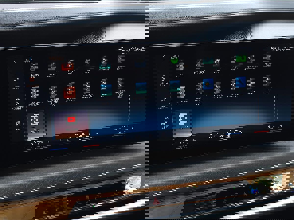 Used 2024 BMW i7 xDrive60 w/ Executive Package image 46