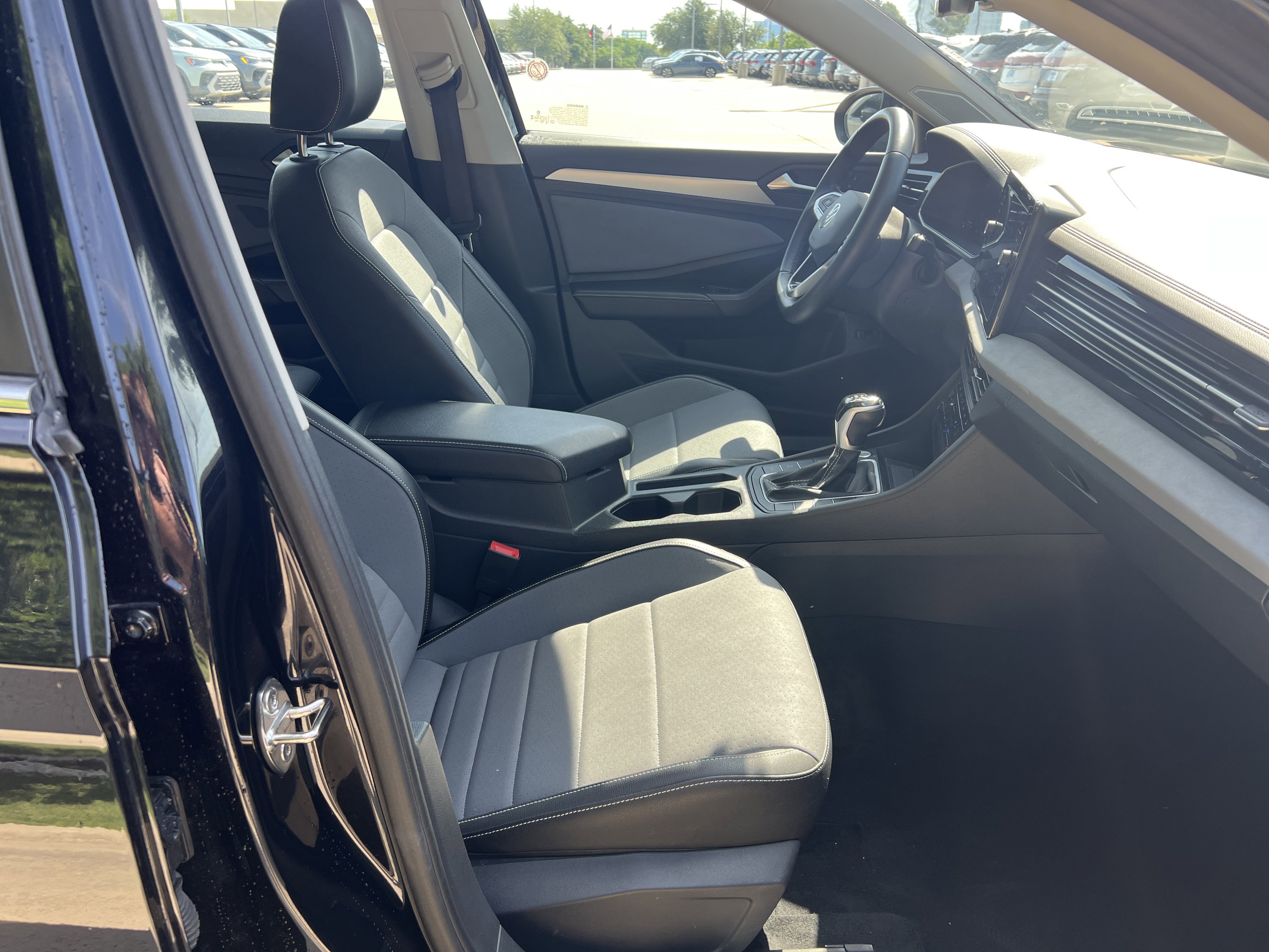 Used 2025 Volkswagen Jetta SE FWD image 27