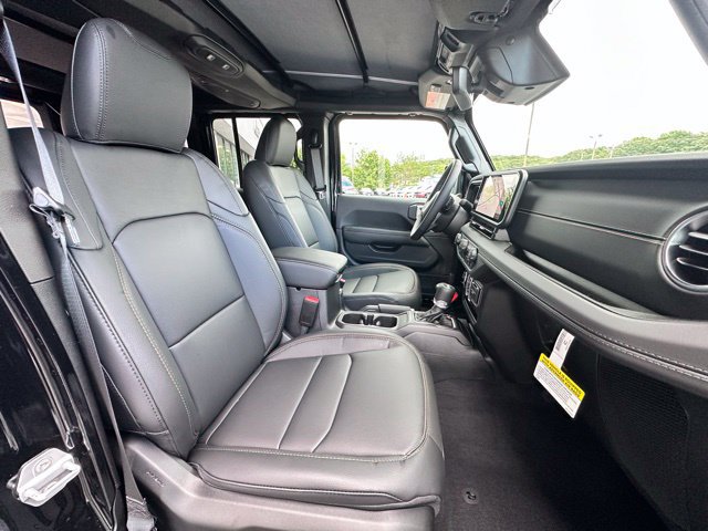 Used 2025 Jeep Wrangler Unlimited Sahara AWD/4WD image 27