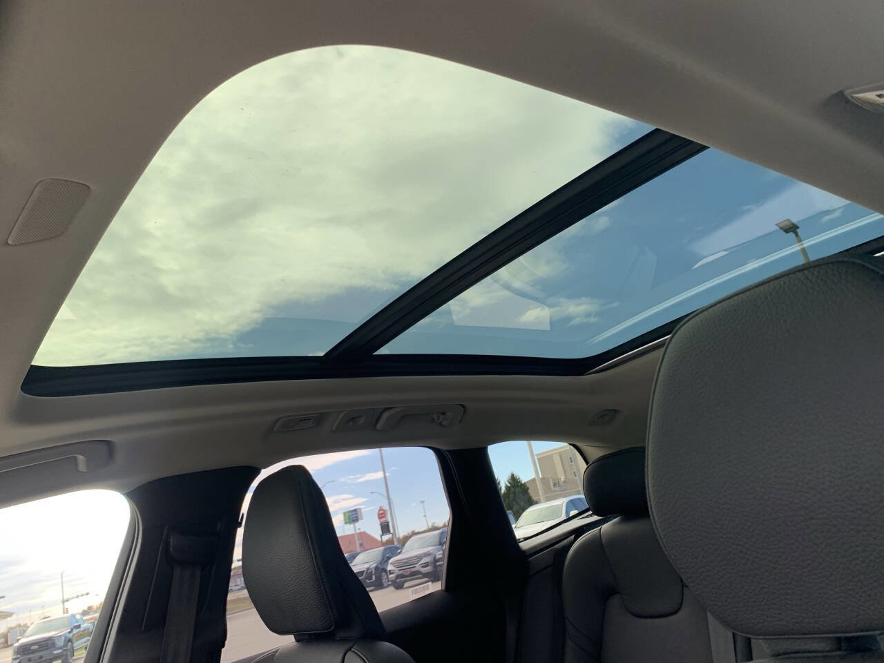 Used 2025 Volvo XC60 B5 Plus w/ Climate Package image 3