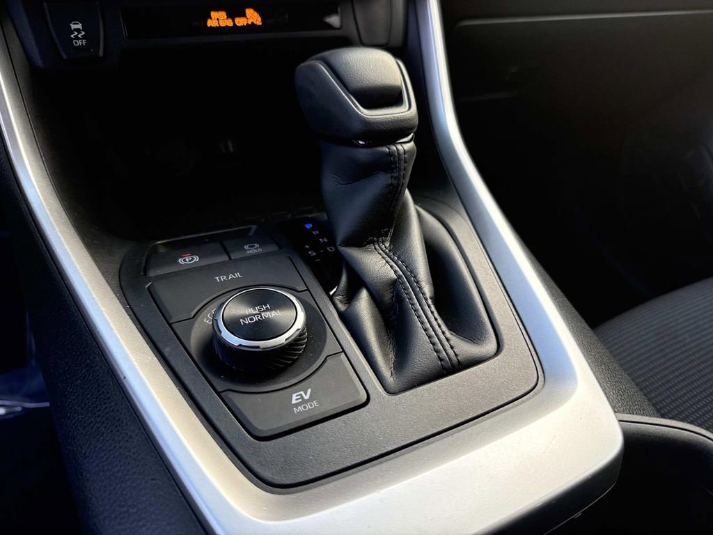 Used 2025 Toyota RAV4 LE image 33