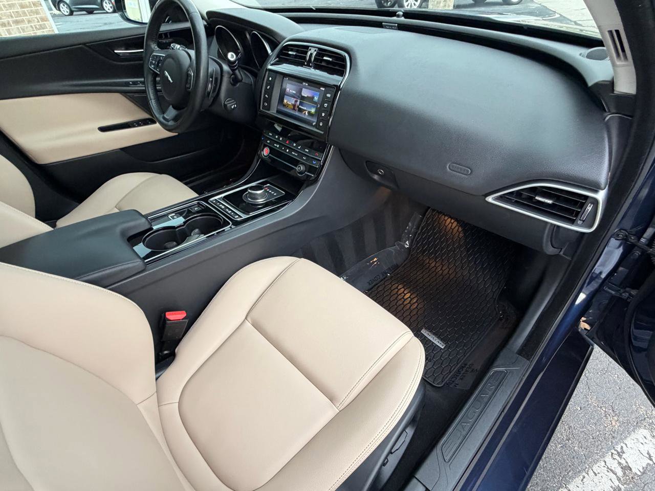 Used 2017 Jaguar XE Premium image 31