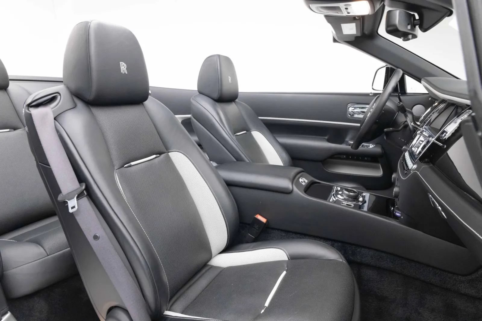 Used 2019 Rolls-Royce Dawn RWD image 4