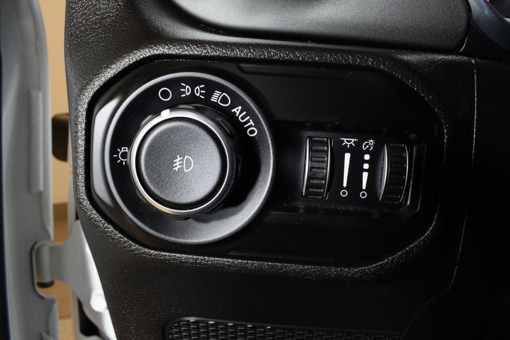Used 2020 Jeep Wrangler Unlimited Sahara w/ Uconnect 4C Nav & Sound Group AWD/4WD image 17