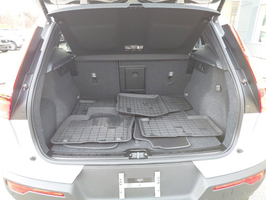 Used 2024 Volvo XC40 B5 Plus image 16