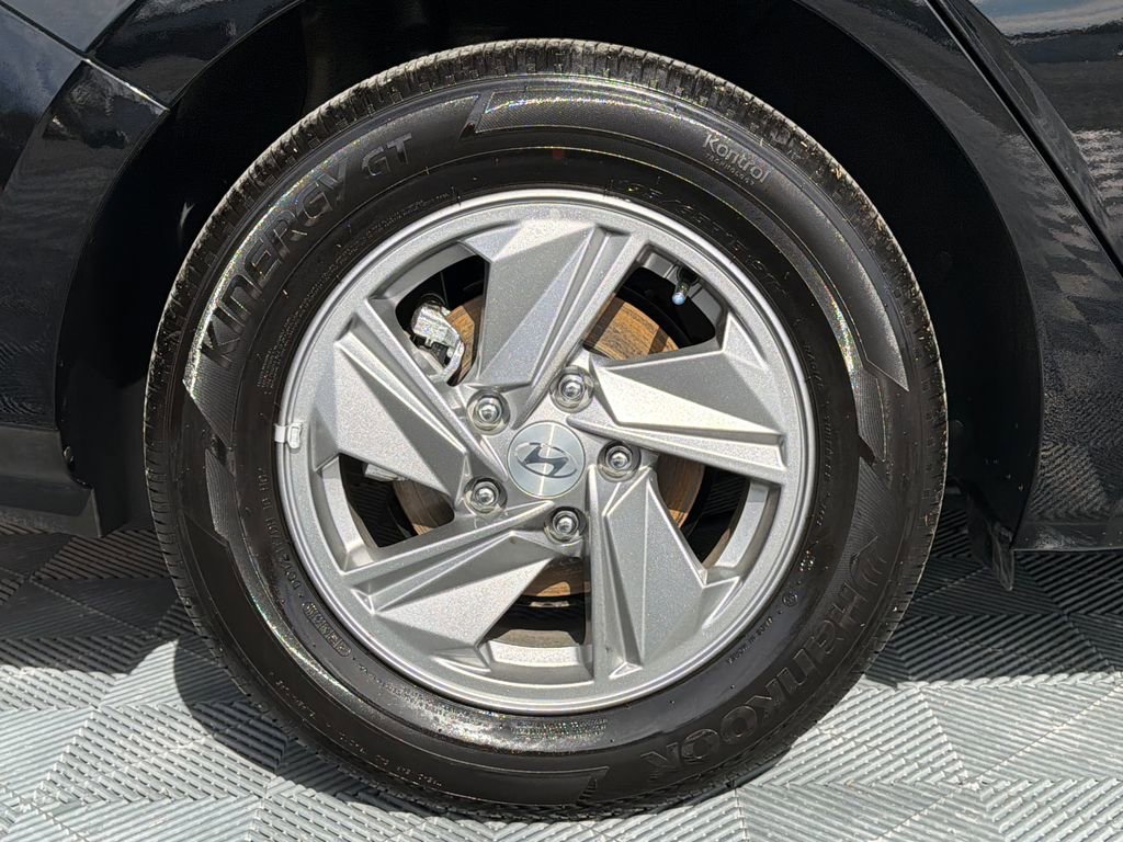 Used 2025 Hyundai Elantra SE image 17