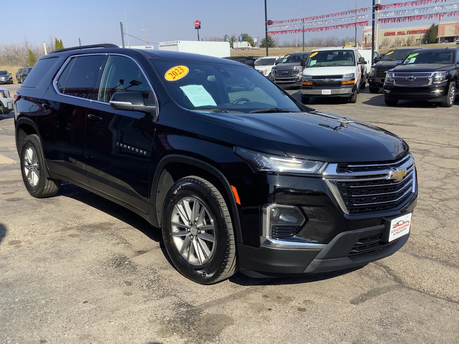Used 2023 Chevrolet Traverse LT image 3