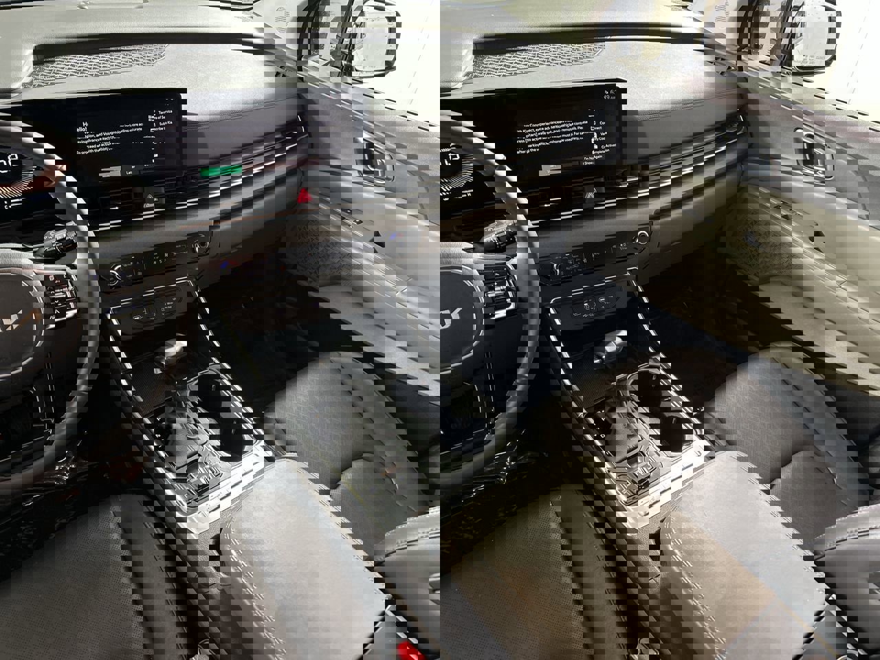 Used 2025 Kia Carnival EX image 22