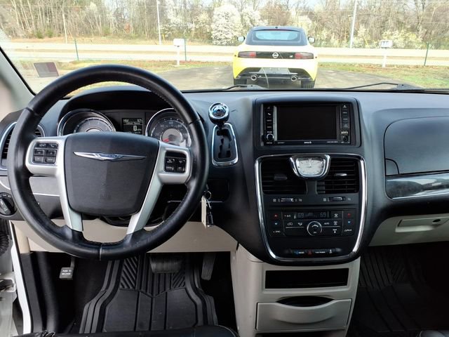 Used 2015 Chrysler Town & Country Touring image 7