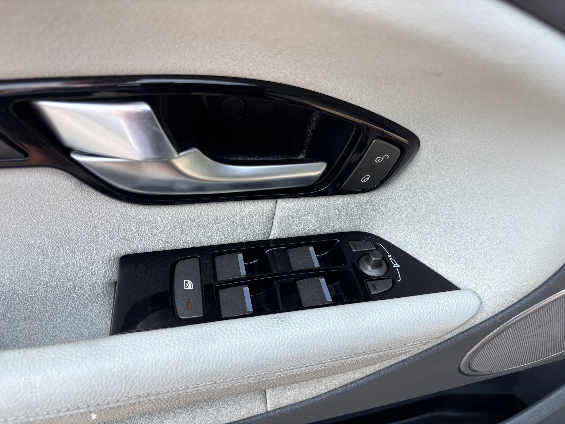 Used 2018 Land Rover Range Rover Evoque SE AWD/4WD image 17