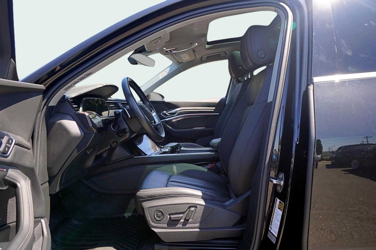 Used 2020 Audi e-tron Premium Plus image 15