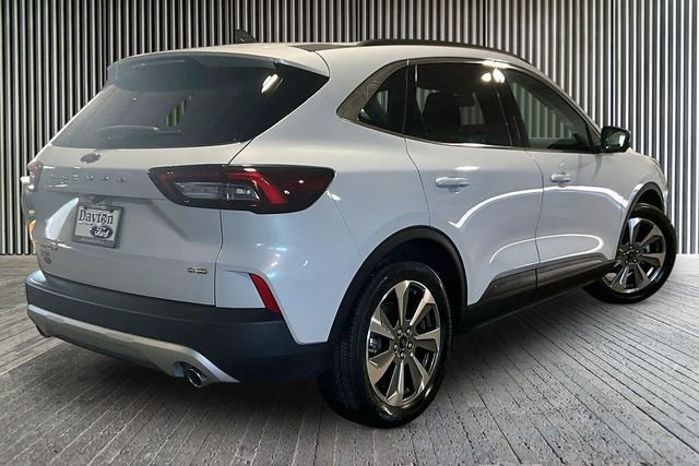 Used 2025 Ford Escape Platinum w/ Premium Technology Package FWD image 2