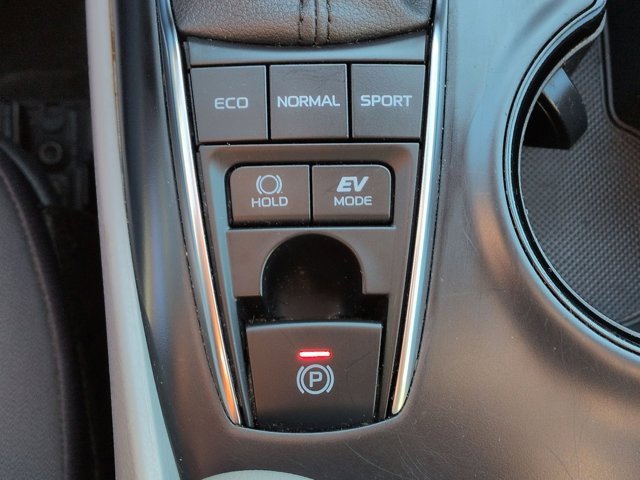 Certified 2020 Toyota Camry LE image 26