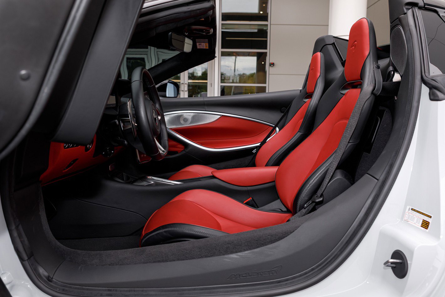 Used 2025 McLaren Artura Spider image 32