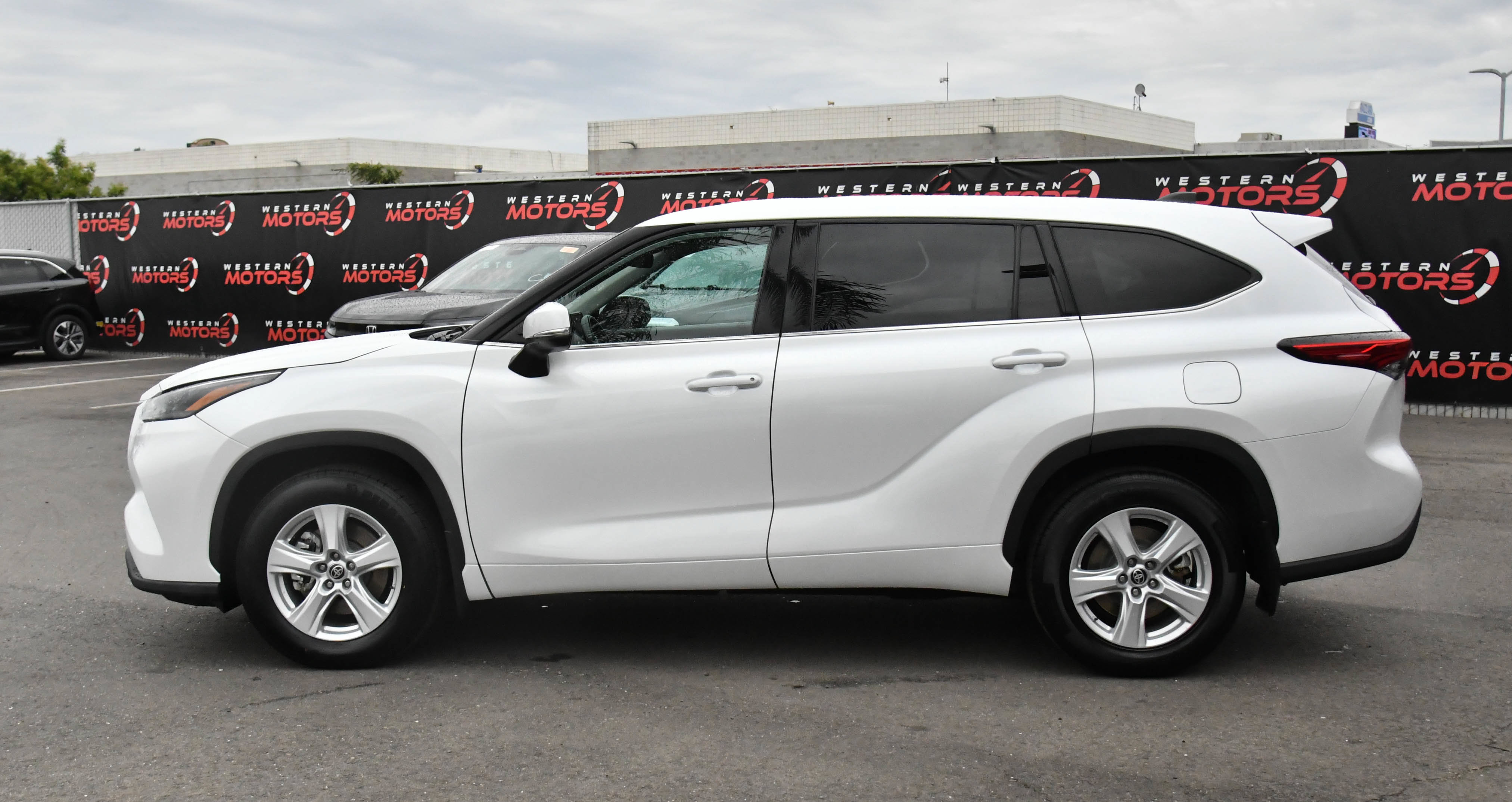 Used 2022 Toyota Highlander LE AWD/4WD image 4