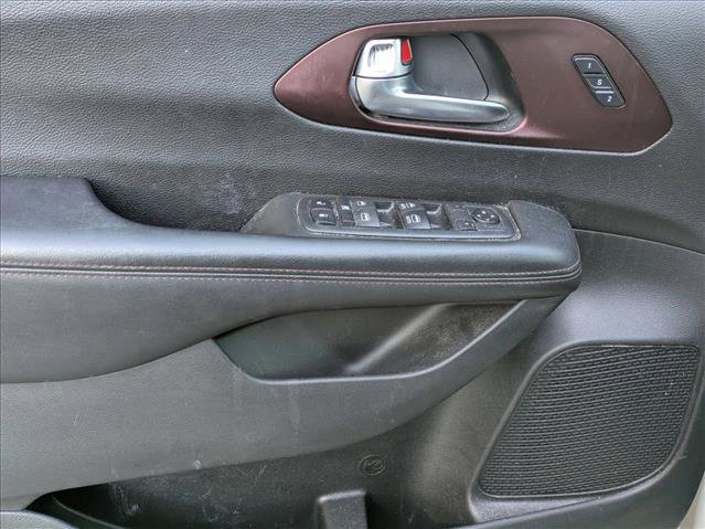Used 2020 Chrysler Pacifica Touring-L image 14