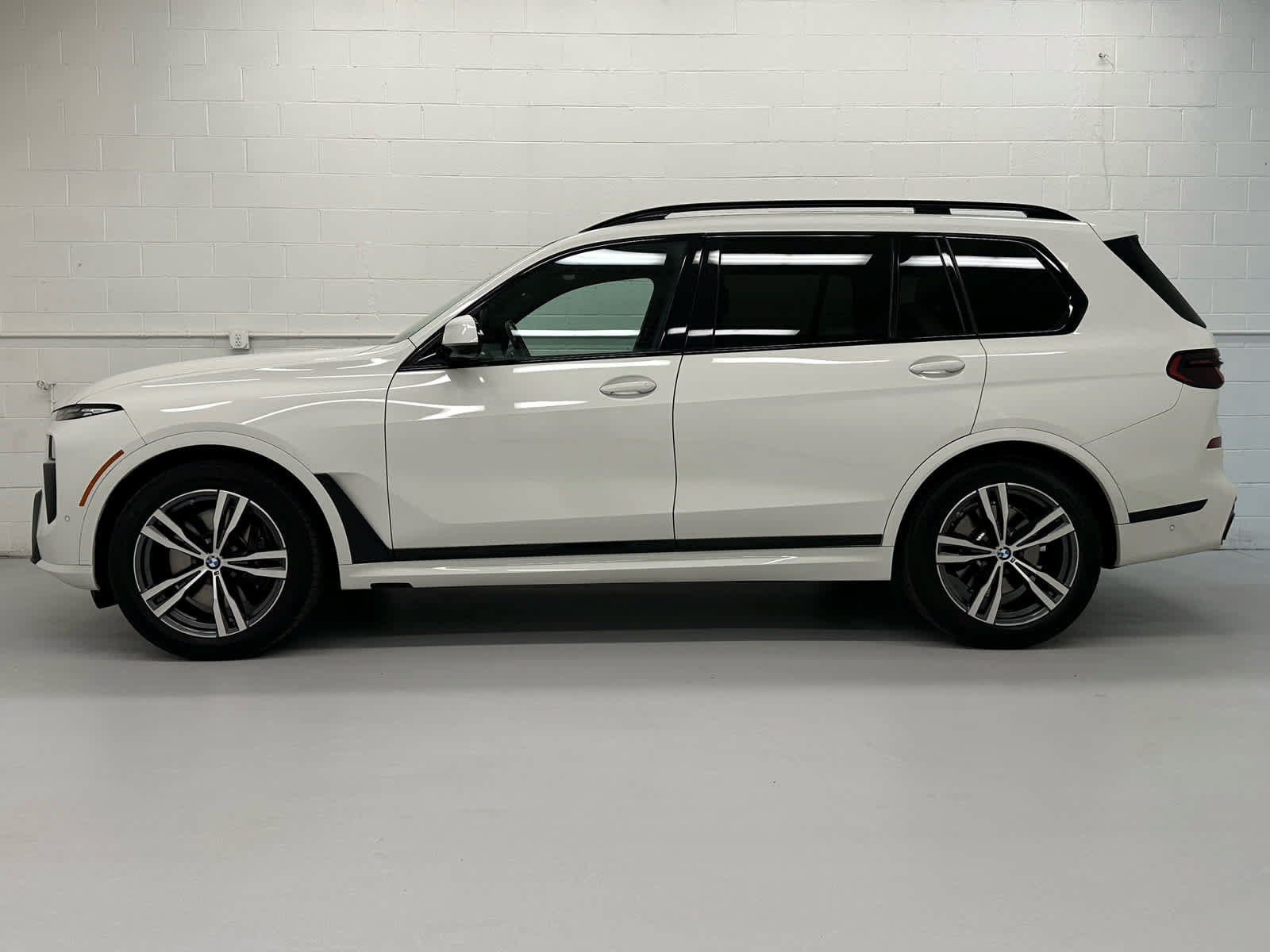 Used 2023 BMW X7 xDrive40i w/ M Sport Package AWD/4WD image 3