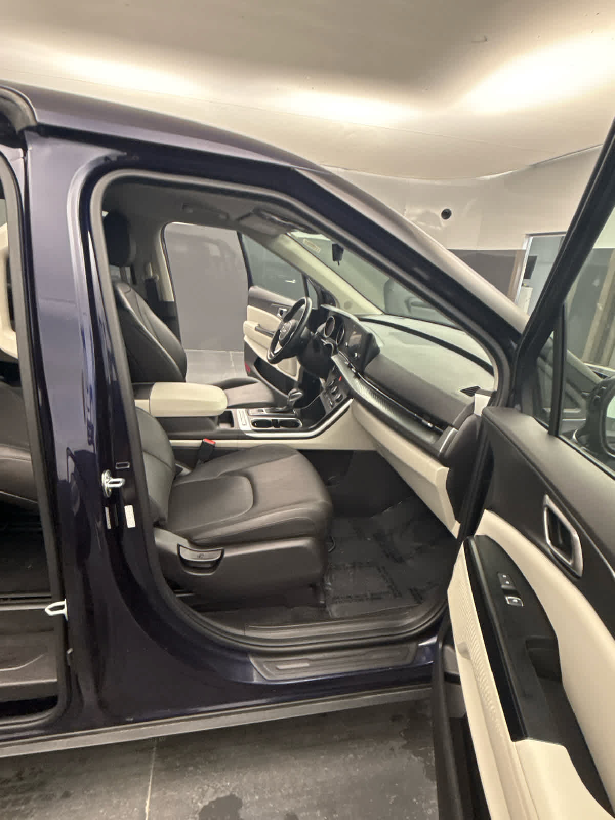 Used 2022 Kia Carnival LX FWD image 70