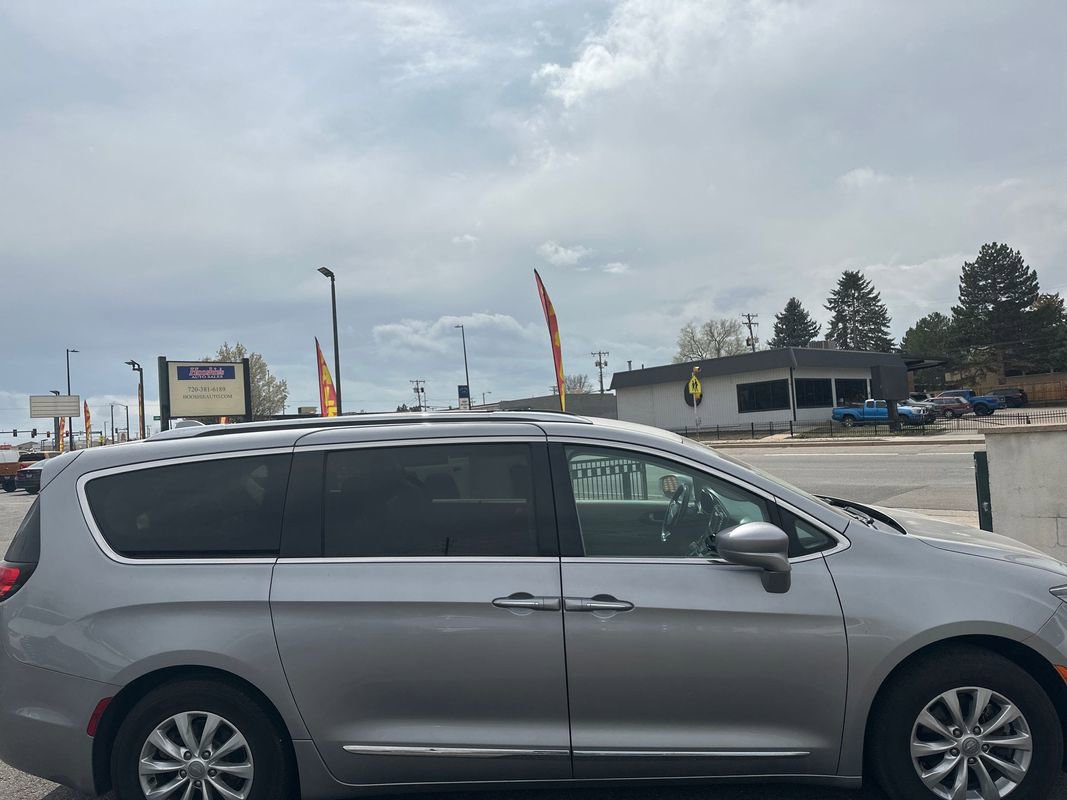 Used 2018 Chrysler Pacifica Touring-L FWD image 11