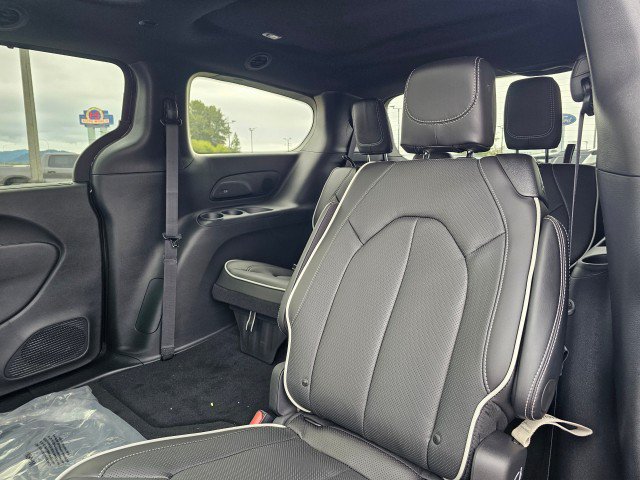 New 2026 Chrysler Pacifica Limited FWD image 21