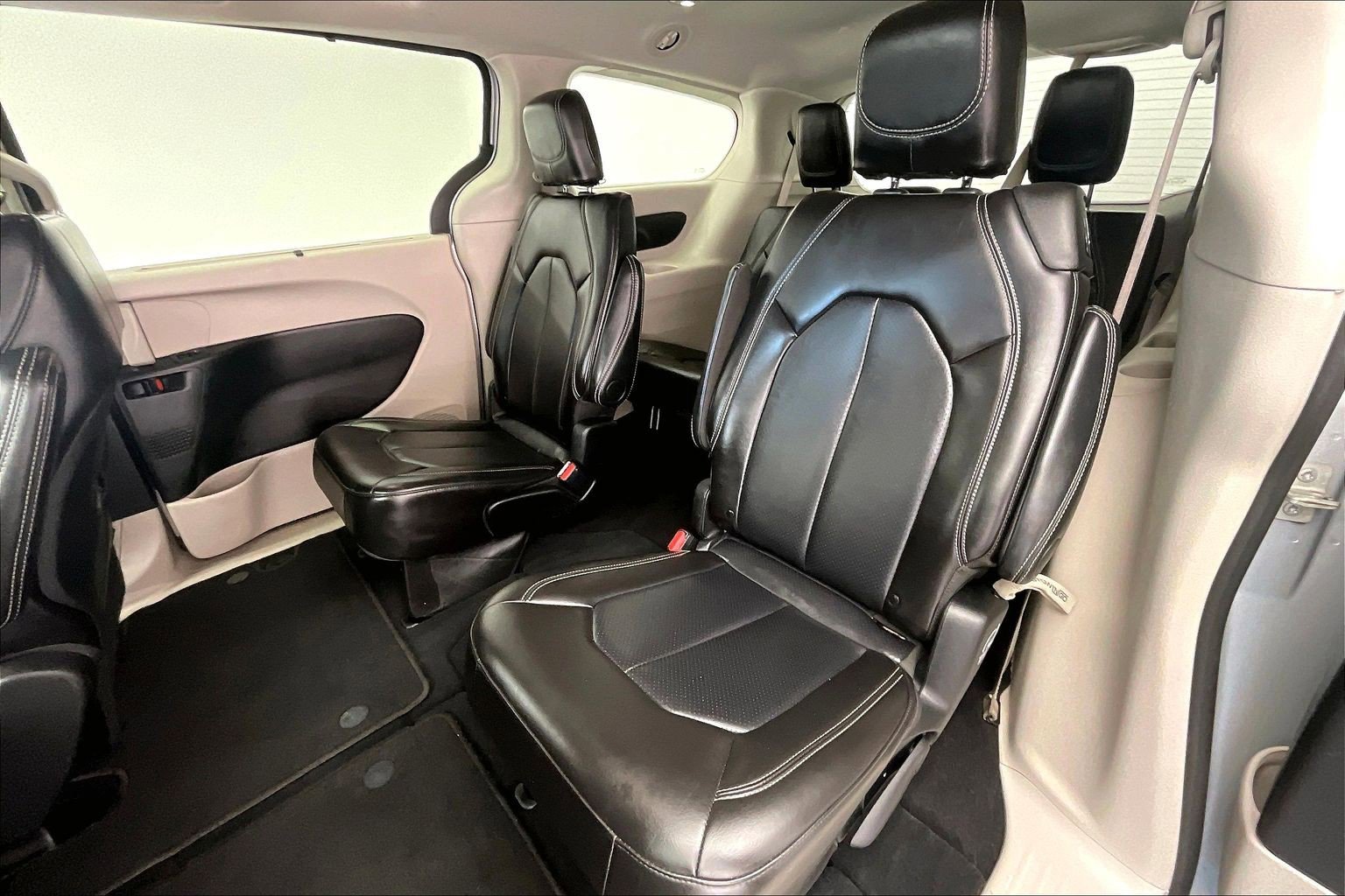 Used 2024 Chrysler Pacifica Touring-L image 19