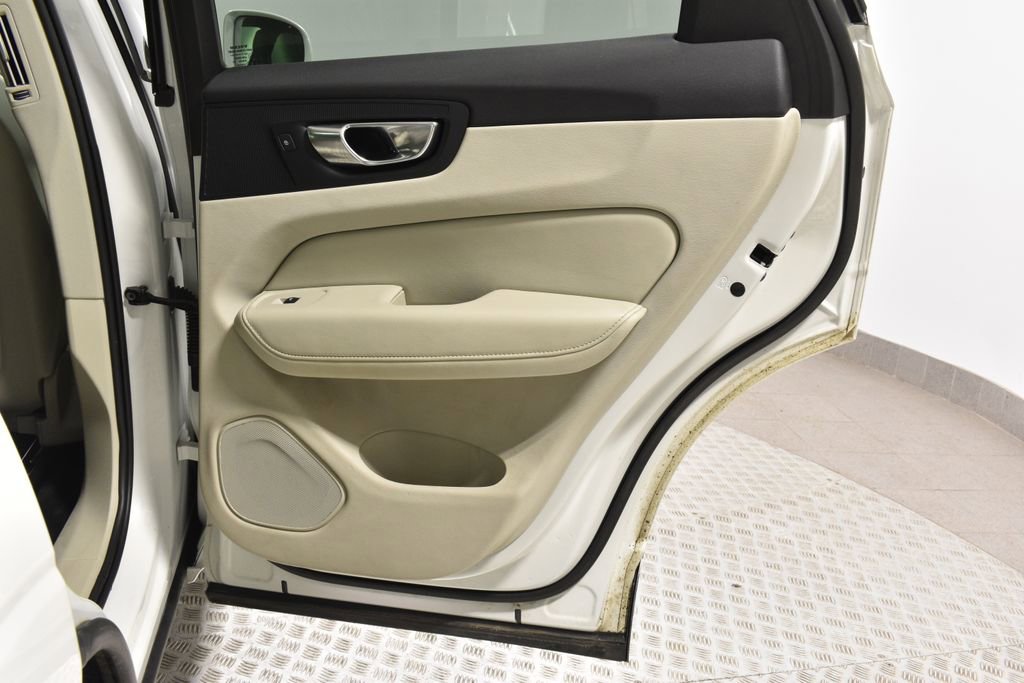 Used 2023 Volvo XC60 B5 Plus image 30