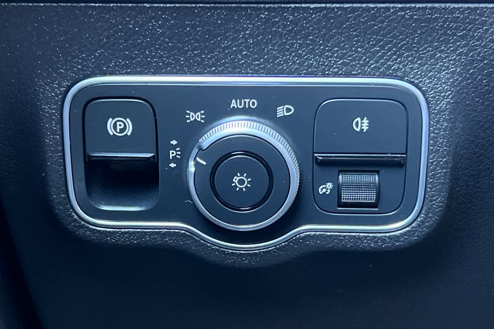 Used 2025 Mercedes-Benz GLB 250 image 30