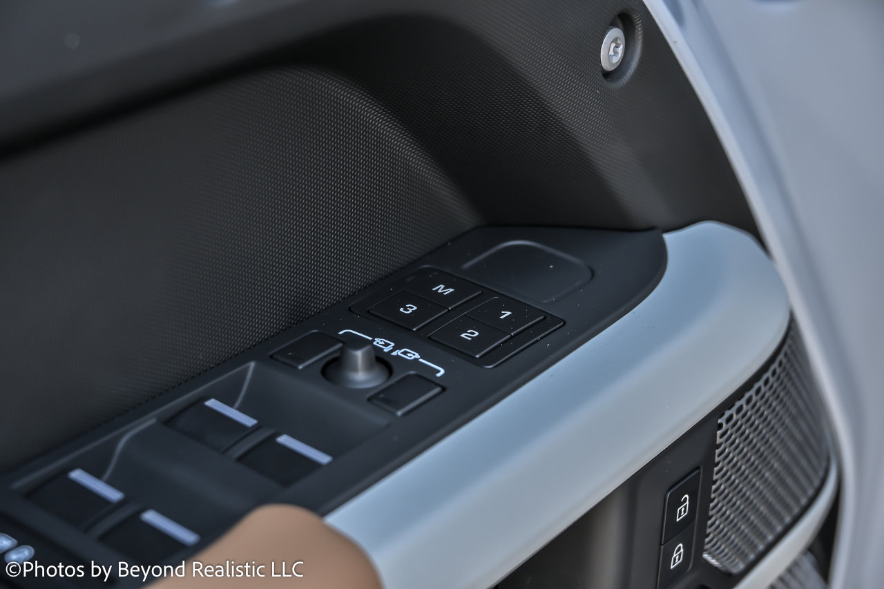 Used 2023 Land Rover Defender 130 SE image 22