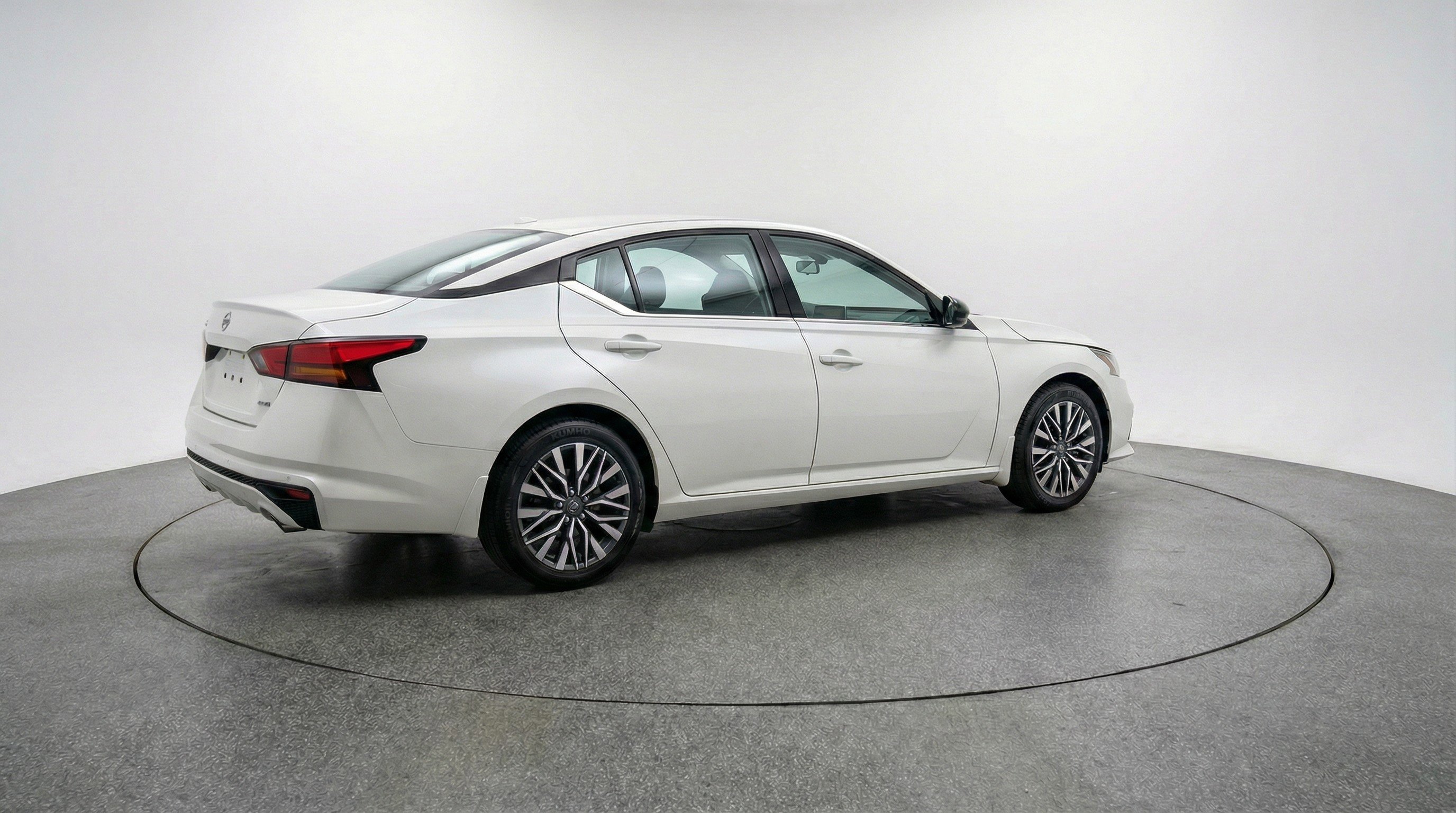 Used 2025 Nissan Altima 2.5 SV FWD image 9