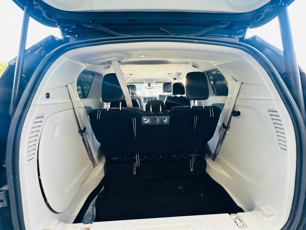 Used 2019 Chrysler Pacifica Touring-L FWD image 25