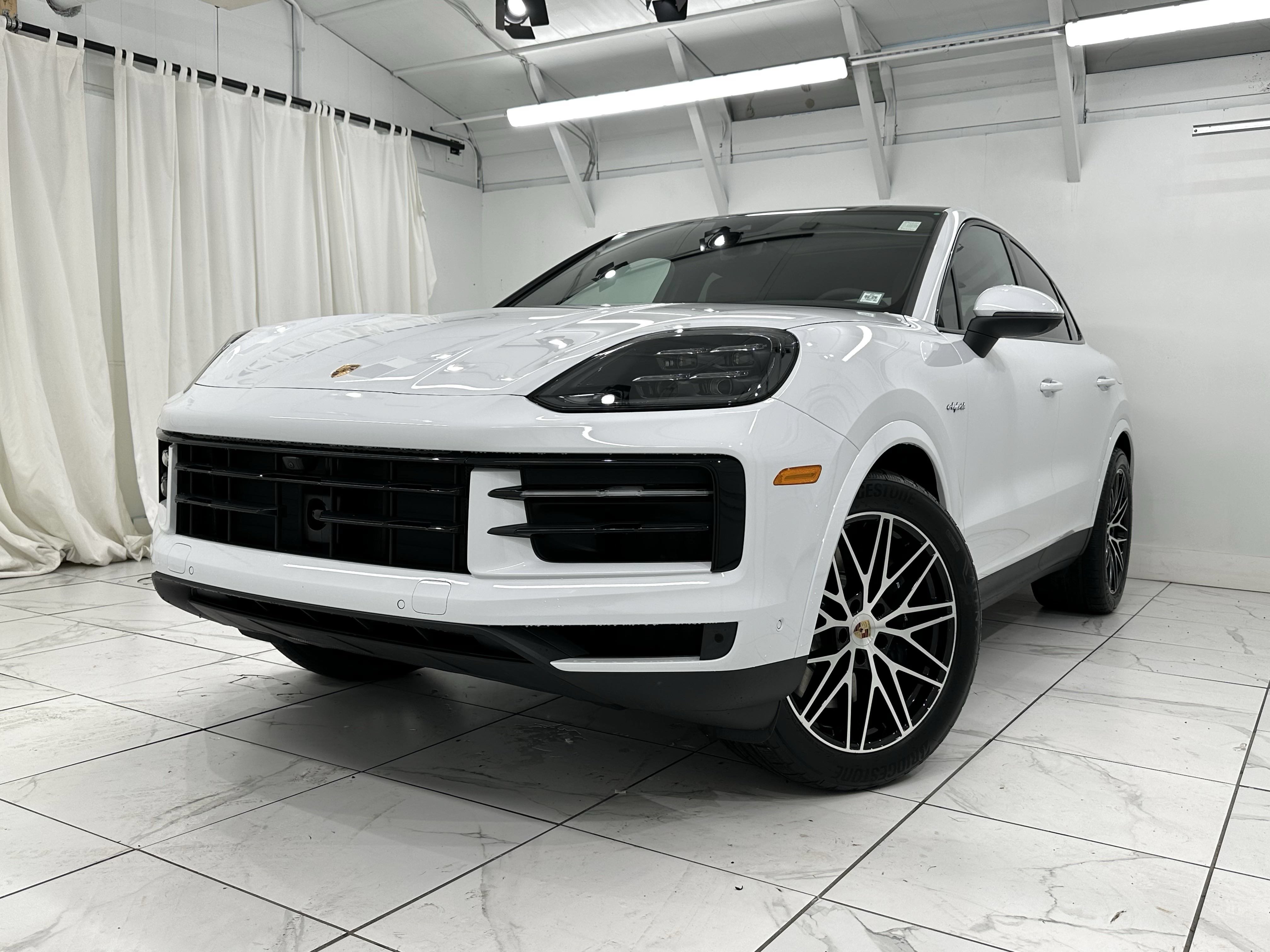 Used 2025 Porsche Cayenne E-Hybrid Coupe AWD/4WD image 8