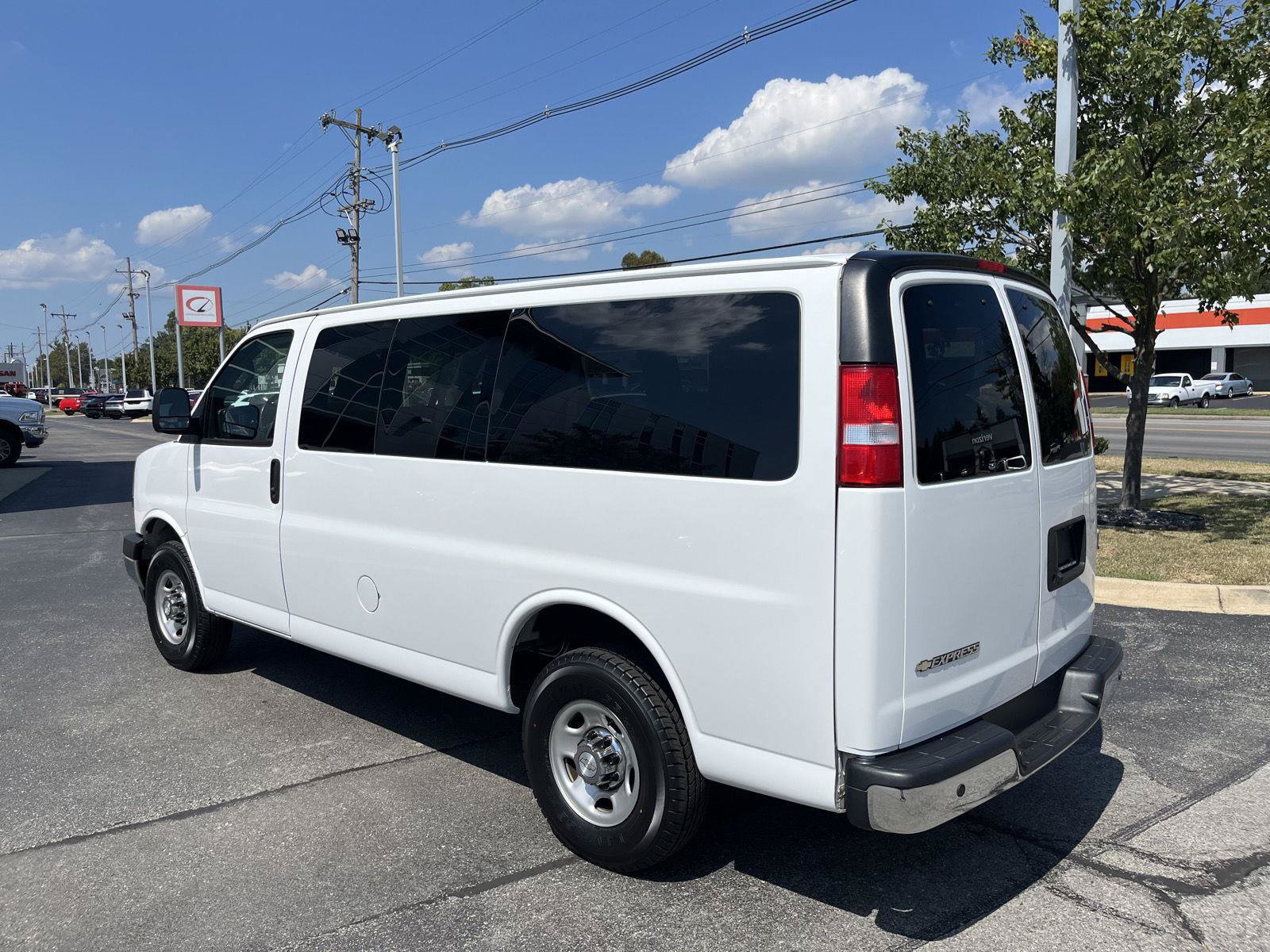 Used 2022 Chevrolet Express 2500 LS w/ Driver Convenience Package RWD image 7
