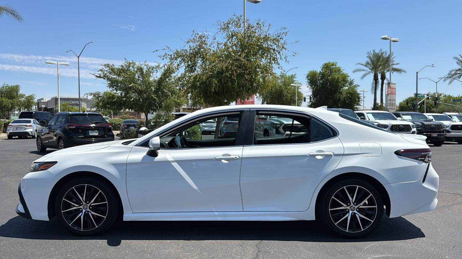 Used 2023 Toyota Camry SE image 4