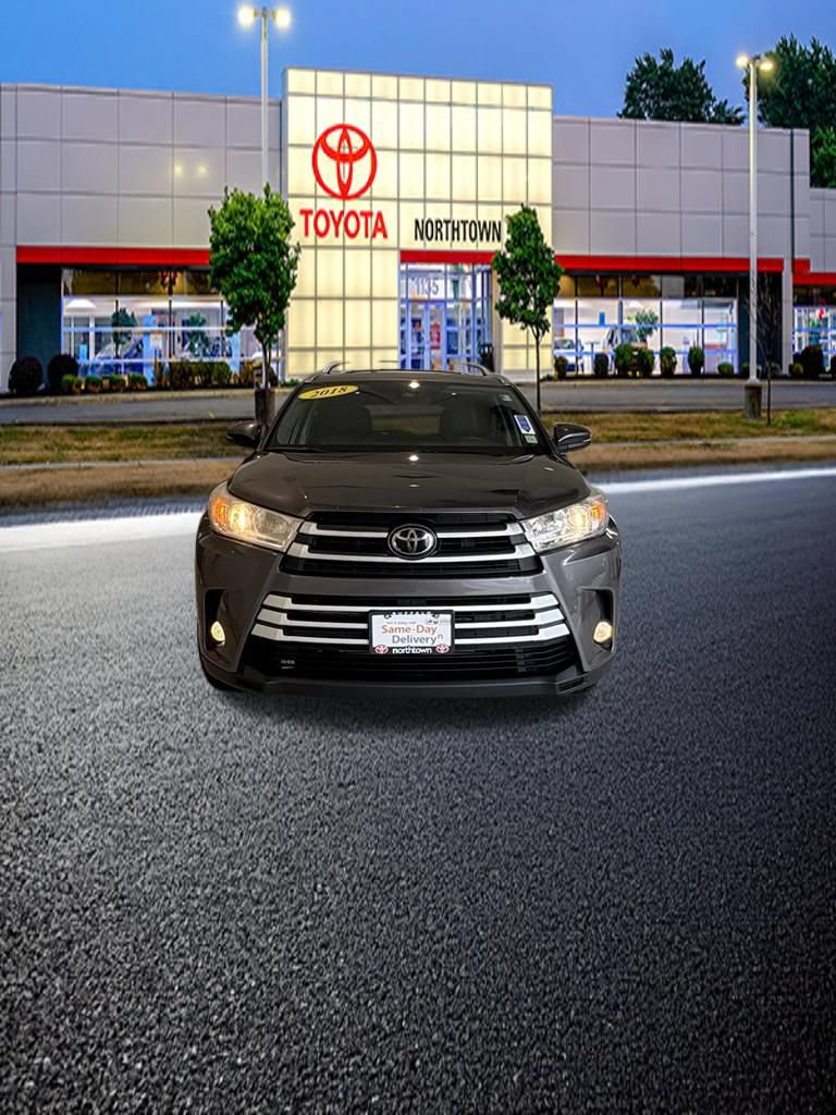Used 2018 Toyota Highlander XLE AWD/4WD image 3