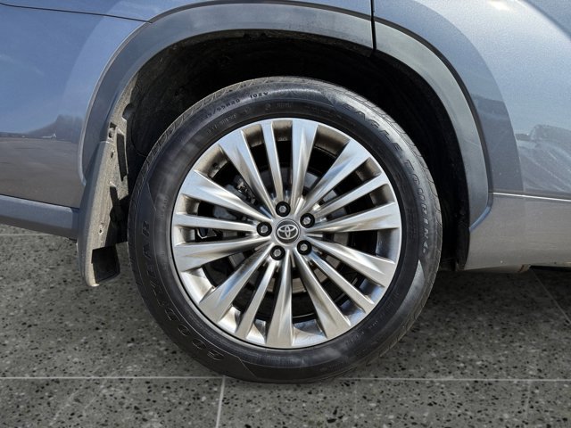 Used 2025 Toyota Highlander Platinum image 10