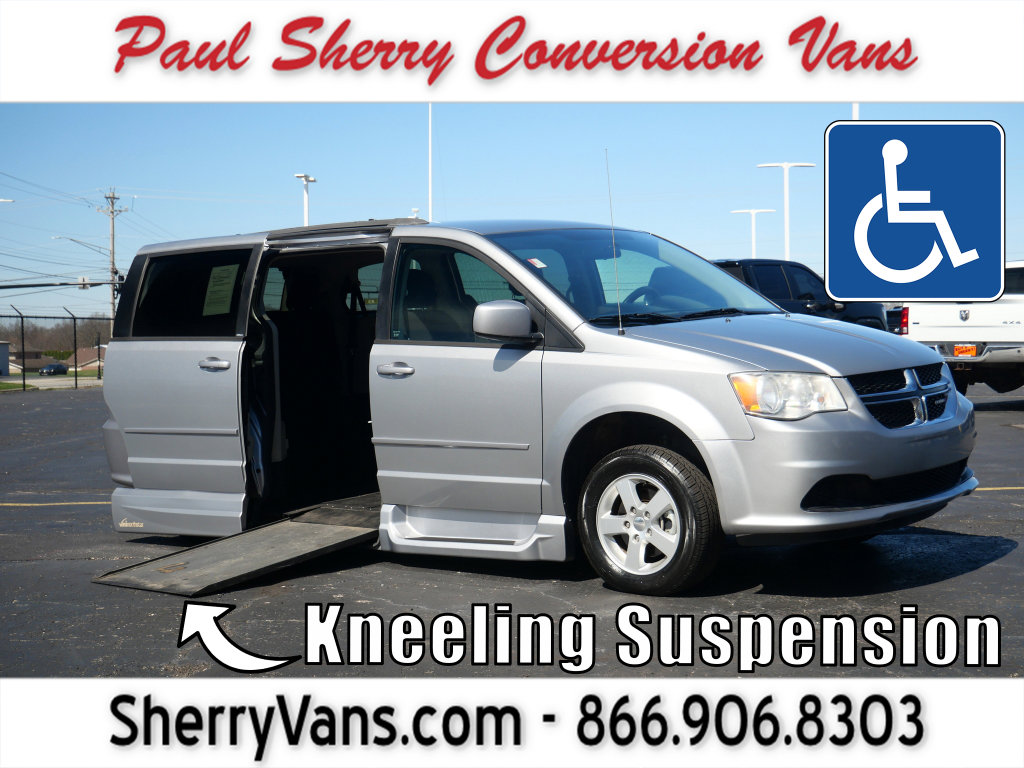 Used 2013 Dodge Grand Caravan SXT w/ Rear Park Assist Pkg FWD image 1