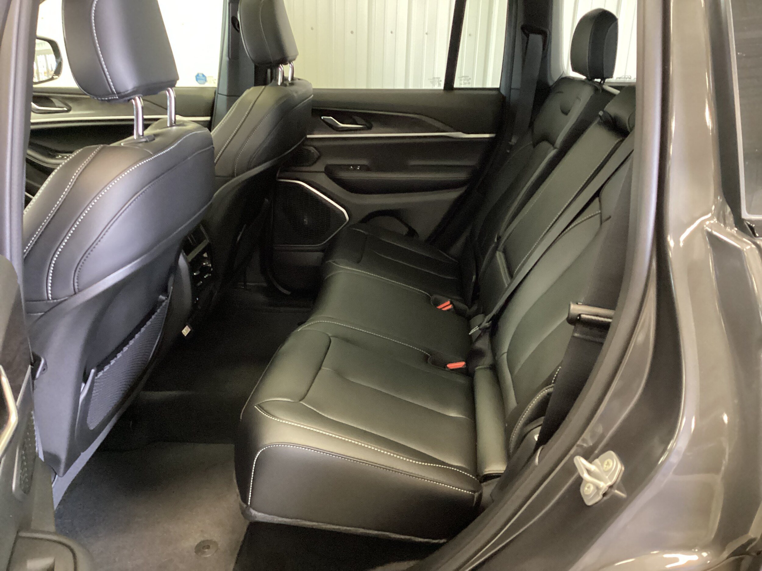 New 2026 Jeep Grand Cherokee Limited w/ Limited Altitude Package AWD/4WD image 36