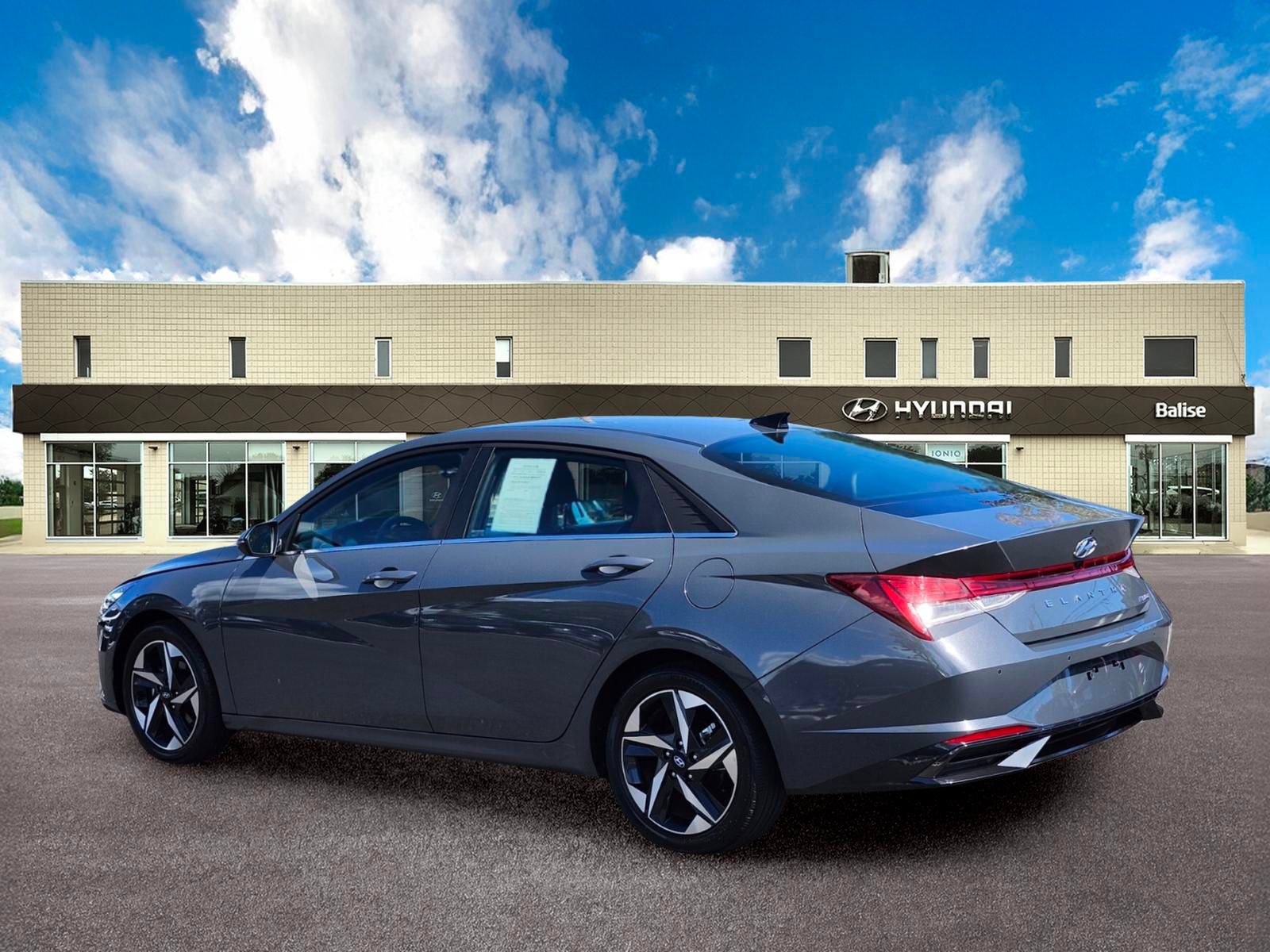 Used 2023 Hyundai Elantra Limited w/ Preferred Accessory Package FWD image 4