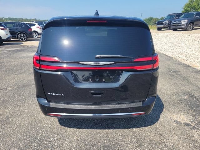 Used 2023 Chrysler Pacifica Touring FWD image 7