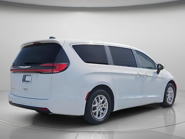 Used 2023 Chrysler Pacifica Touring-L FWD image 7