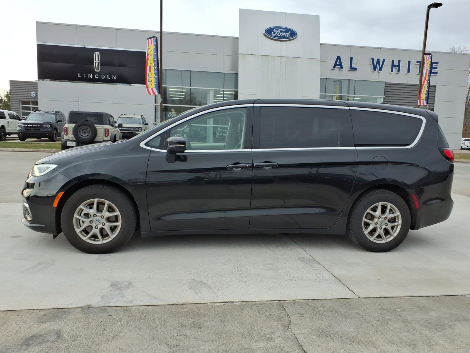 Used 2023 Chrysler Pacifica Touring-L image 2
