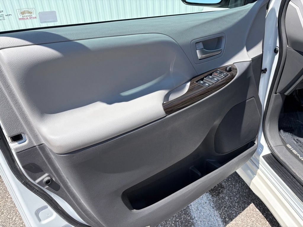 Used 2018 Toyota Sienna XLE w/ Carpet Mat Package FWD image 13