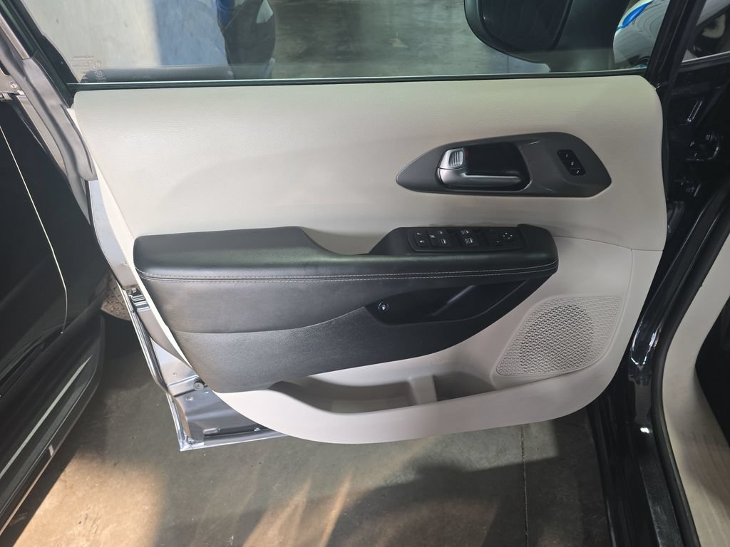 Used 2023 Chrysler Pacifica Touring-L FWD image 12