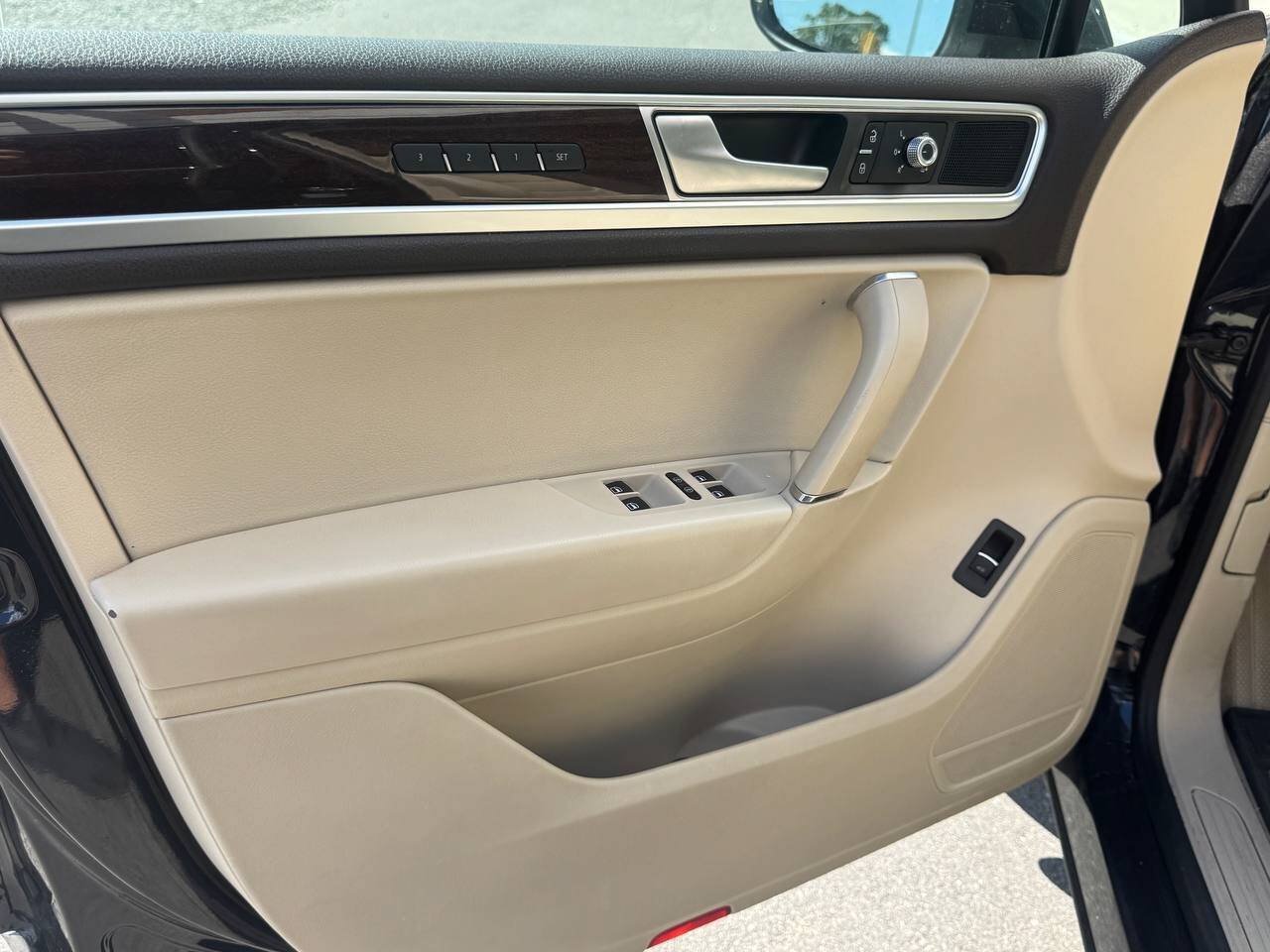 Used 2015 Volkswagen Touareg VR6 AWD/4WD image 15