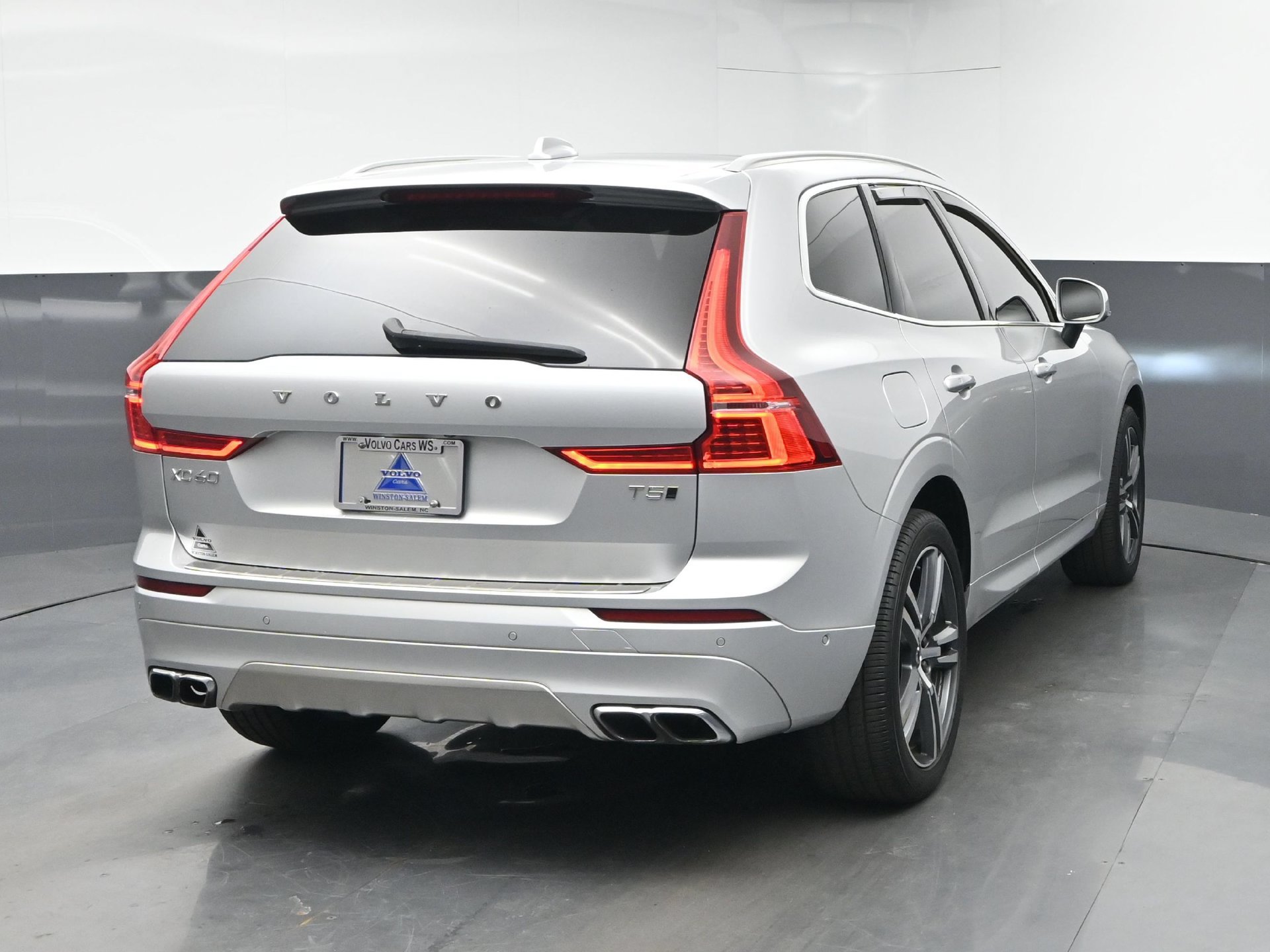 Used 2018 Volvo XC60 T5 Momentum w/ Vision Package AWD/4WD image 8