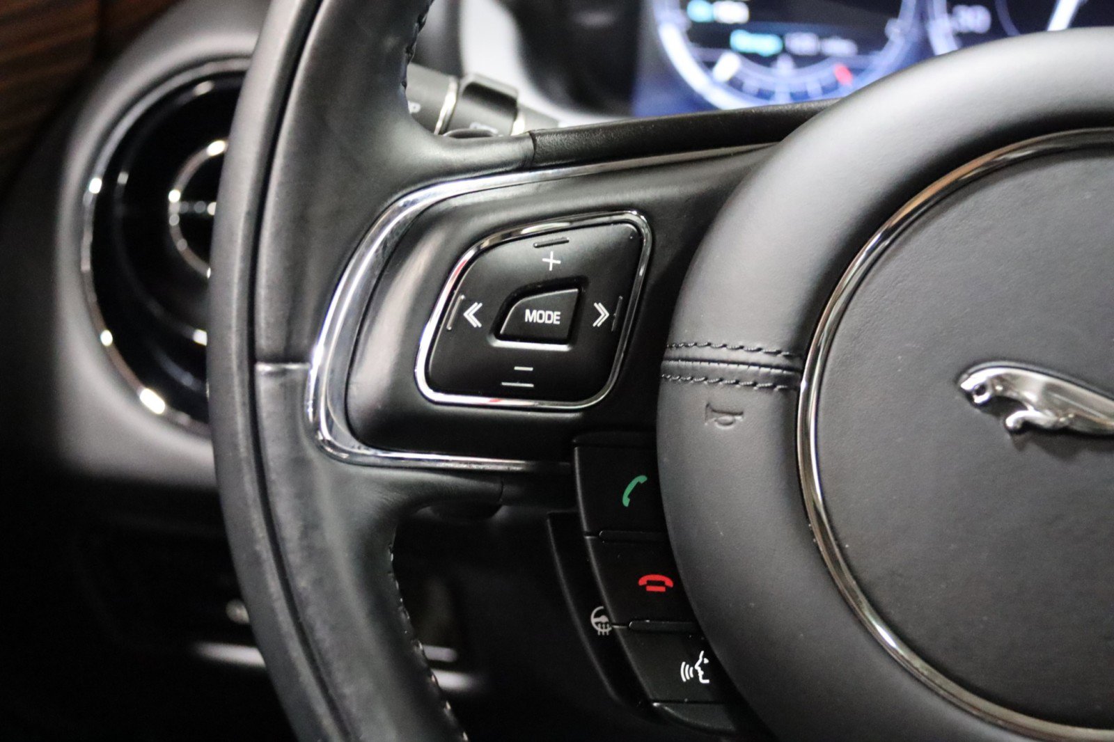 Used 2014 Jaguar XJ L Portfolio image 50