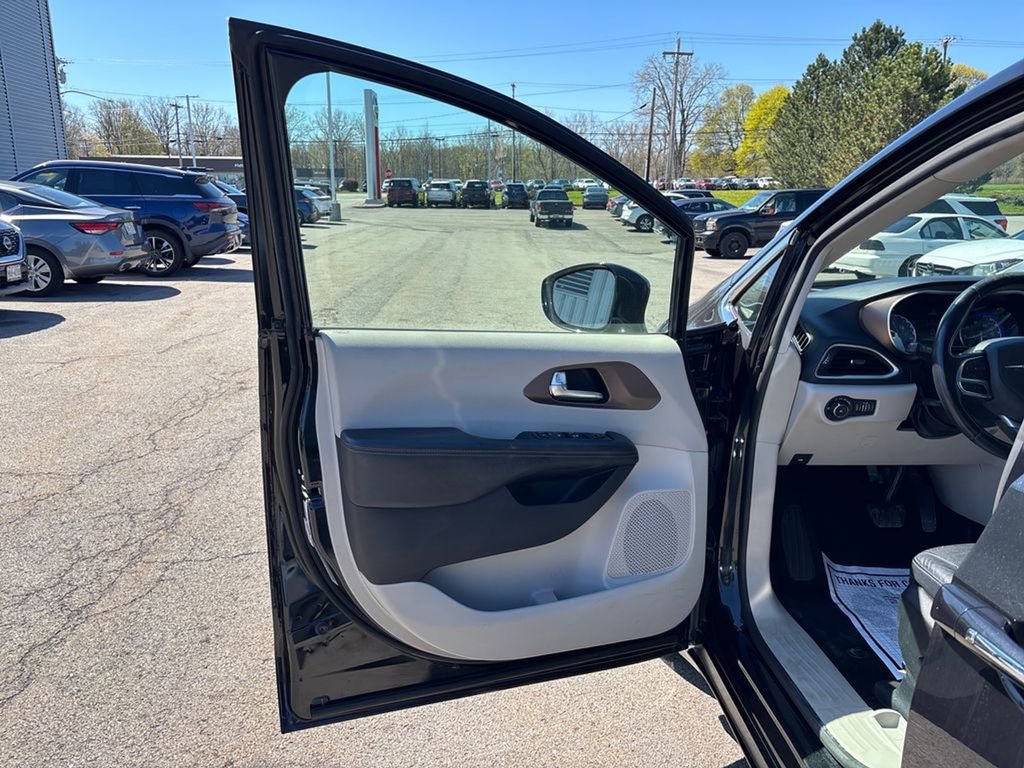 Used 2019 Chrysler Pacifica Touring-L FWD image 22