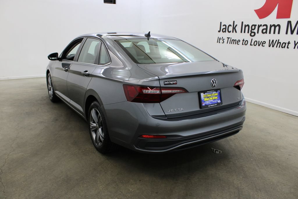 Used 2024 Volkswagen Jetta SE FWD image 3